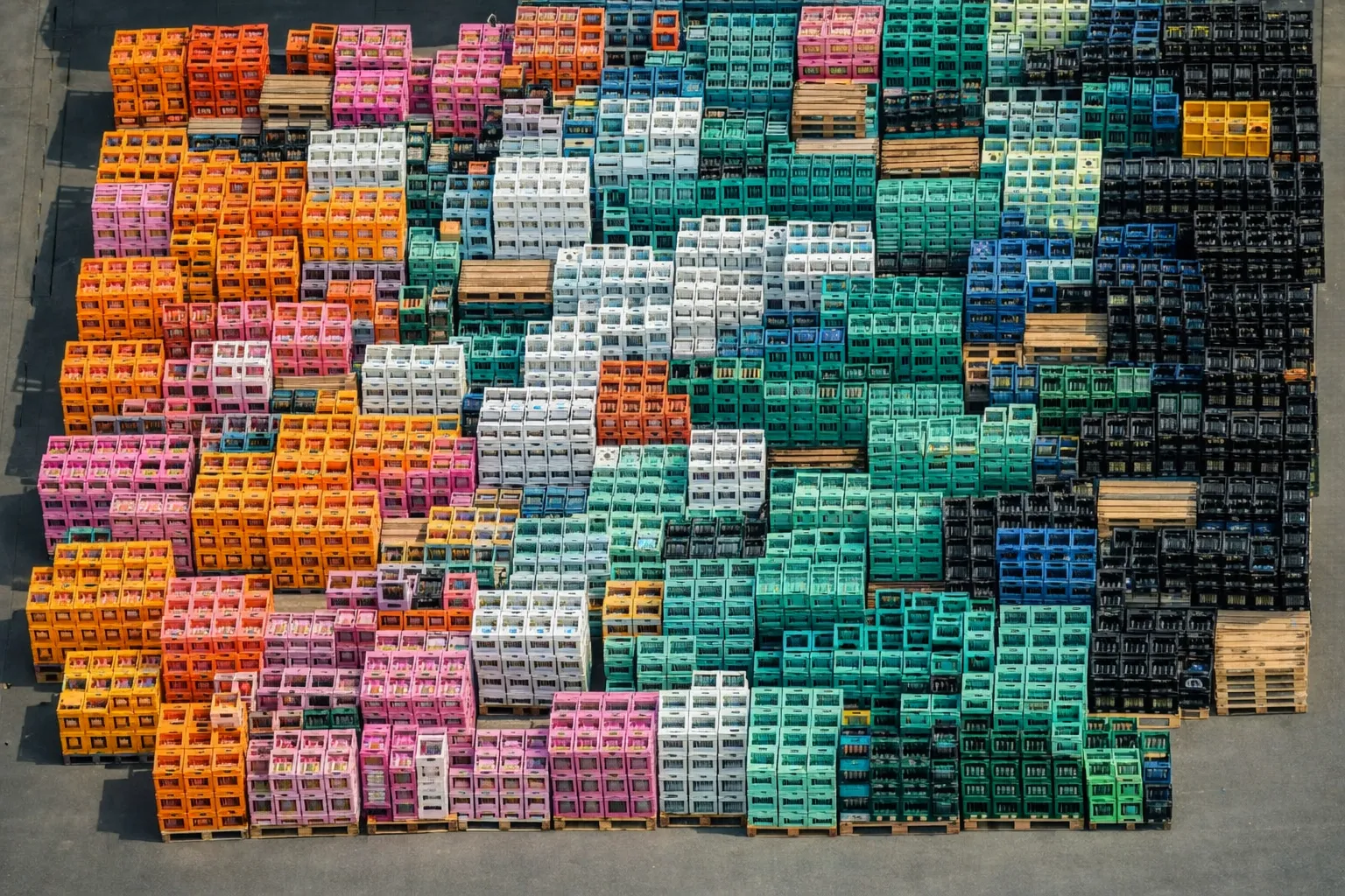 Luftaufnahme gestapelter Getränkekisten auf Paletten