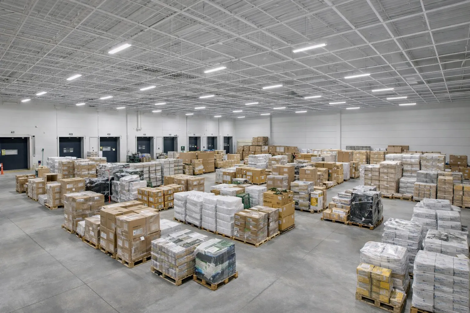 Planning hardware and DIY retail transports with robust loading units and routes