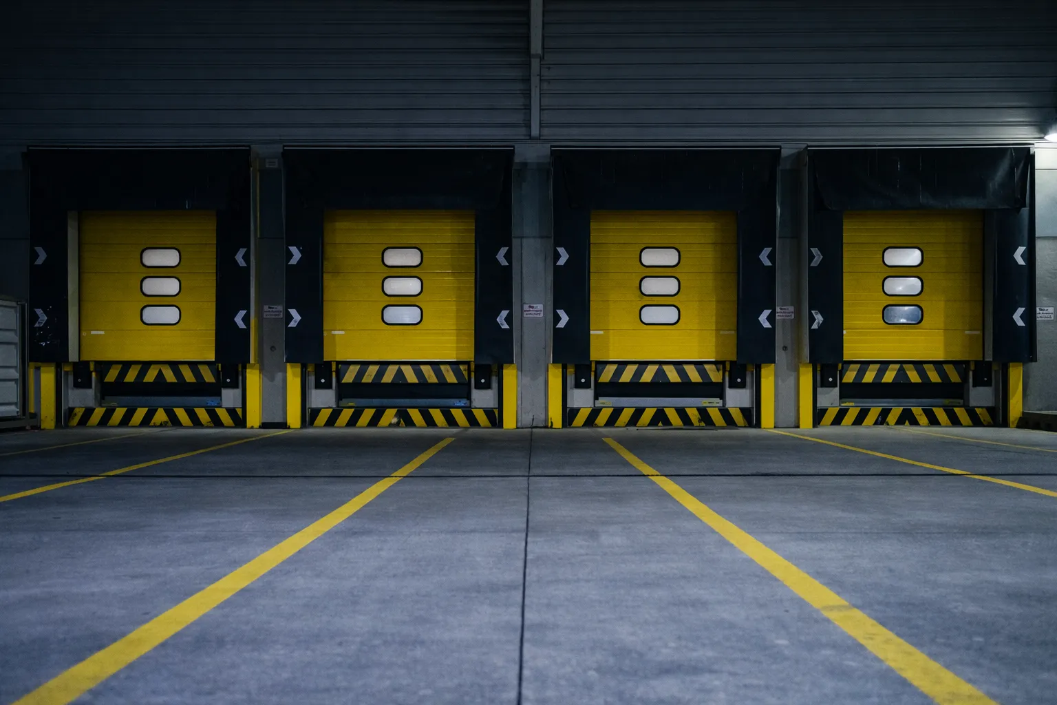Geschlossene Verladerampen in einer Umschlaghalle
