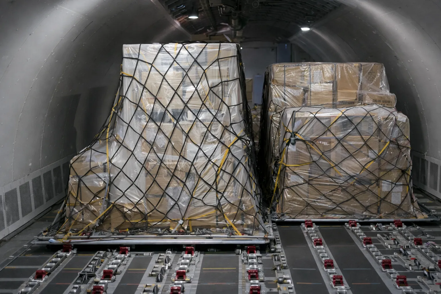 Gesicherte Flugzeugpaletten im Frachtraum eines Flugzeugs